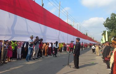 Arak-arakan bendera sepanjang 1000 meter di Desa Dawung, Kecamatan Ringinrejo, Kabupaten Kediri, Jawa Timur, Selasa (16/8/2022)