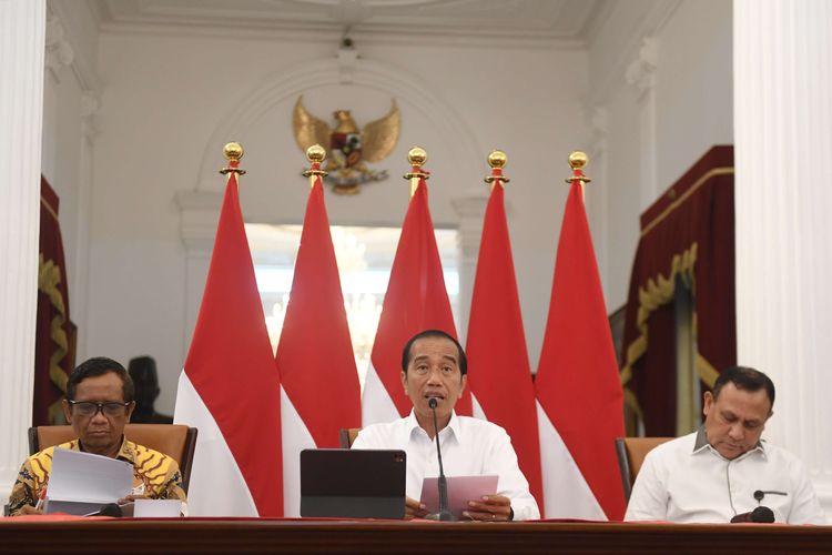 Presiden Joko Widodo (tengah) didampingi Menko Polhukam Mahfud MD (kiri) dan Ketua KPK Firli Bahuri (kanan) memberikan keterangan pers terkait penurunan Indeks Persepsi Korupsi (IPK) Indonesia di Istana Merdeka, Jakarta, Selasa (7/2/2023). Presiden Joko Widodo menyampaikan penurunan skor IPK Indonesia menjadi masukan bagi pemerintah dan aparat penegak hukum untuk terus memperbaiki diri serta pemerintah terus berkomitmen dalam pemberantasan dan pencegahan korupsi di Indonesia.