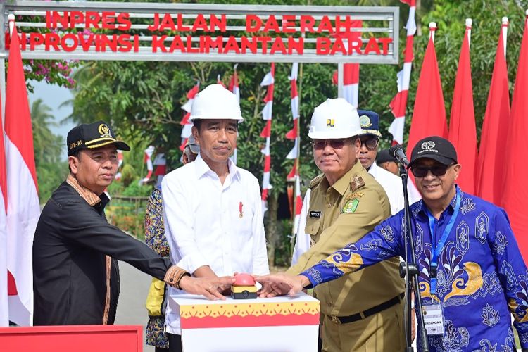 Presiden Joko Widodo saat meresmikan 24 ruas jalan di Provinsi Kalimantan Barat yang dipusatkan di Kabupaten Mempawah, Kalimantan Barat pada Rabu (20/4/2024). 
