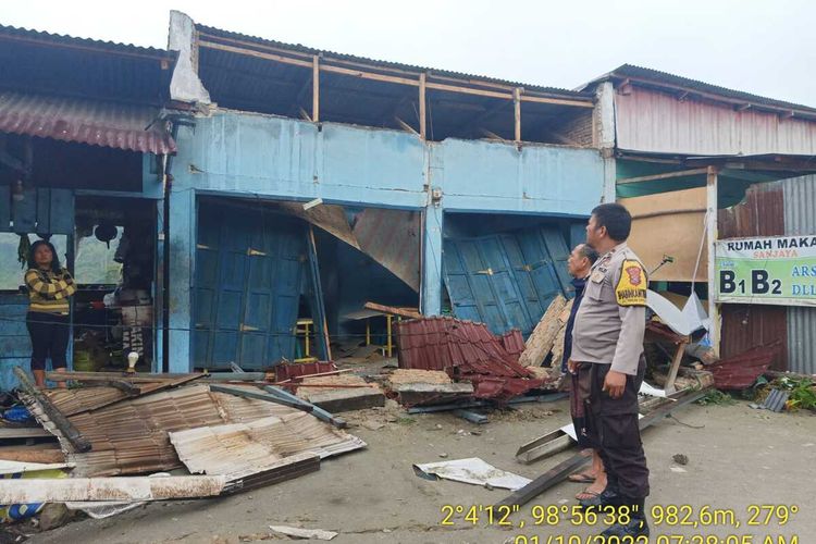 Personel dari Kepolisian Resor Tapanuli Utara saat mengecek dan mendata lokasi yang terdampak, akibat gempa yang melanda Kabupaten Tapanuli Utara, Sabtu (1/10/2022). Pemkab Tapanuli Utara mencatat, gempa dengan magnitudo 6,0 itu, mengakibatkan sedikitnya 962 rumah dan 184 Fasilitas Umum Rusak, 1 Warga Meninggal Dunia dan 24 Luka-luka.