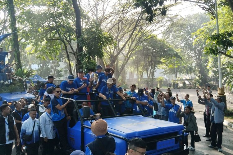 Konvoi Juara Persib Bandung Berangkat, Disambut Riuh Bobotoh dari Depan Gerbang Gedung Sate