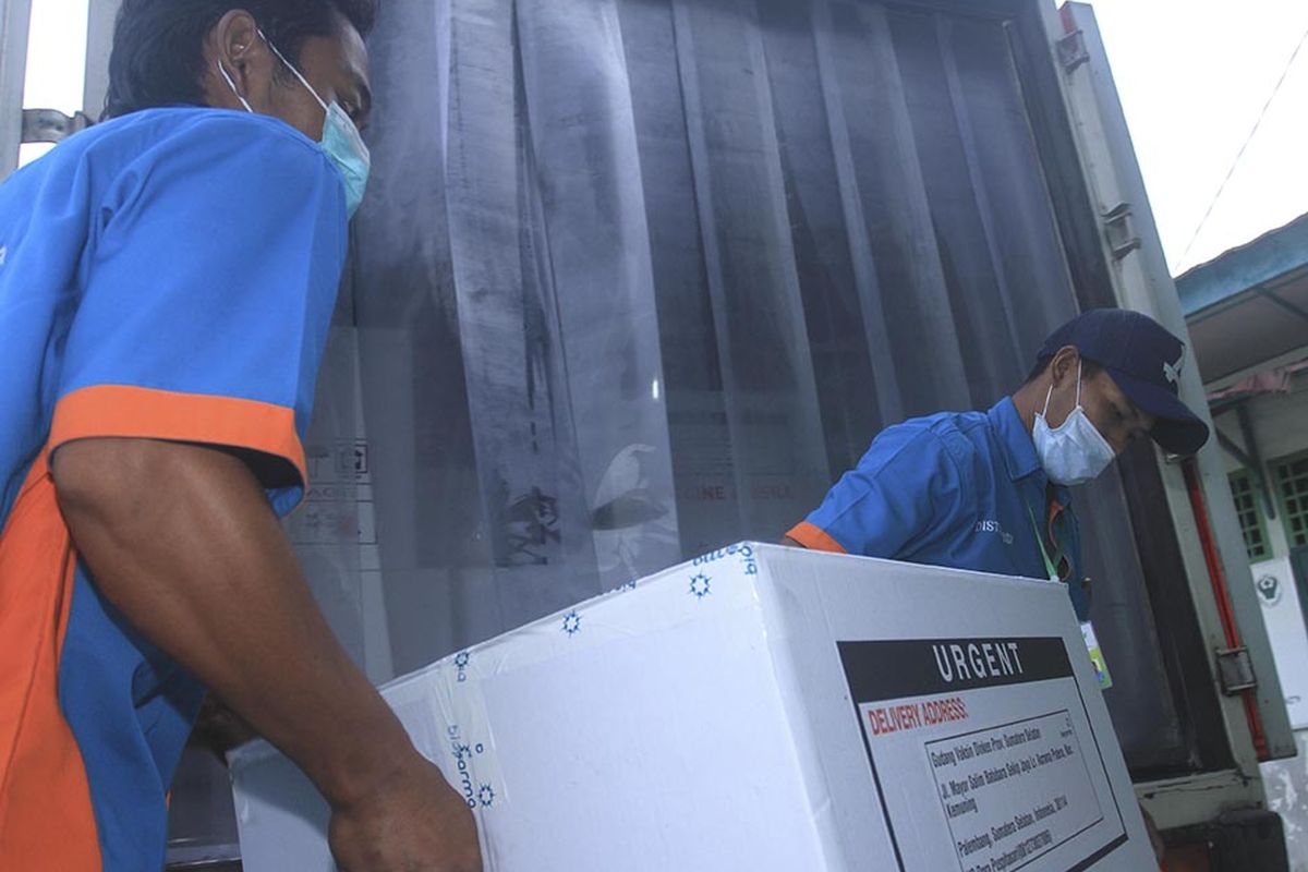 Sebanyak 30.000 vaksin Covid-19 produksi Sinovac yang dikirim dari gudang Bio Farma Bandung, tiba di tempat penyimpanan vaksin milik Dinas Kesehatan Provinsi Sumatera Selatan, di Jalan Mayor Salim Batubara, Kecamatan Kemuning Palembang, Senin (4/1/2021). Untuk tahap awal dari 58.000 vaksin yang diajukan, 30.000 vaksin yang diterima itu akan dibagikan ke tujuh kabupaten/kota di Sumatera Selatan.