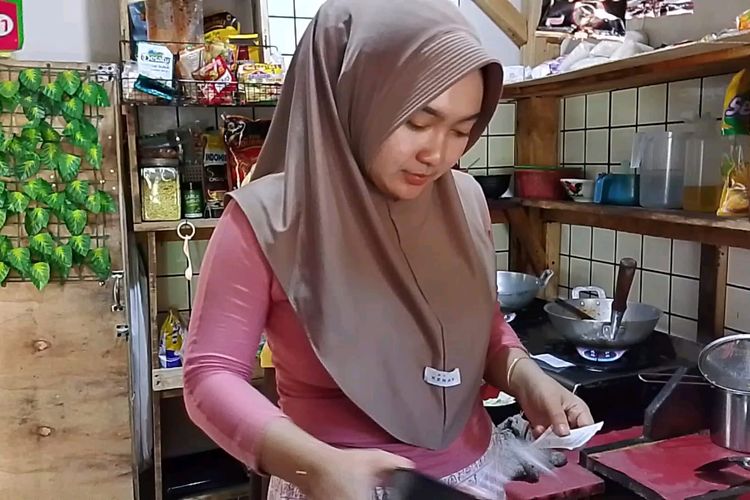 Kisah Mahasiswi Pangandaran Jualan Seblak demi Bantu Keluarga, Tak Malu Memulai dari Bawah