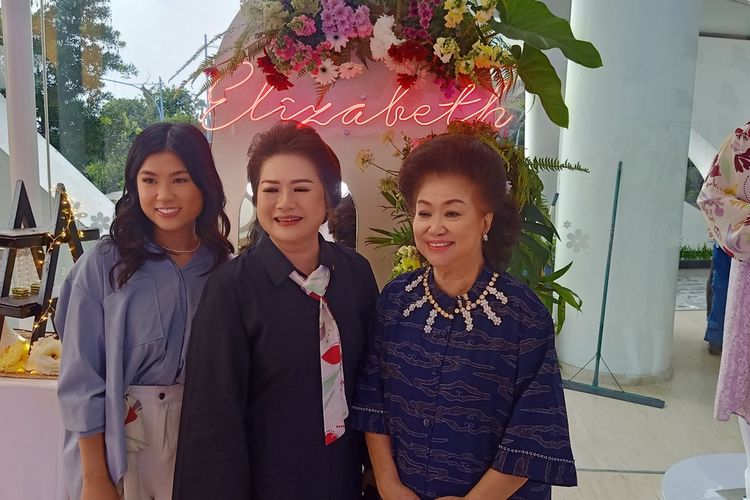 Vernalyn Subali, Head of Designer Elizabeth (kiri), Lisa Subali Direktur Utama Elizabeth (tengah) dan Elizabeth Halim, owner brand Elizabeth (kanan). Tiga generasi ini mengurus brand Elizabeth, tas fesyen asal Kota Bandung.