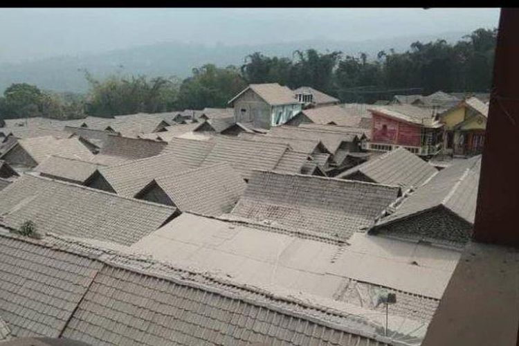 Kondisi perumahan warga di Desa Sengi, Kecamatan Dukun, Kabupaten Magelang, Jawa Tengah, setelah diguyur abu Gunung Merapi. 