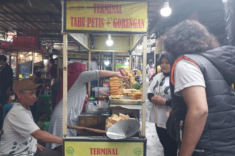 Salah satu PKL di Alun-alun Kota Batu, Juli (56) yang berjualan gorengan dengan mengalami peningkatan omzet saat libur tahun baru.