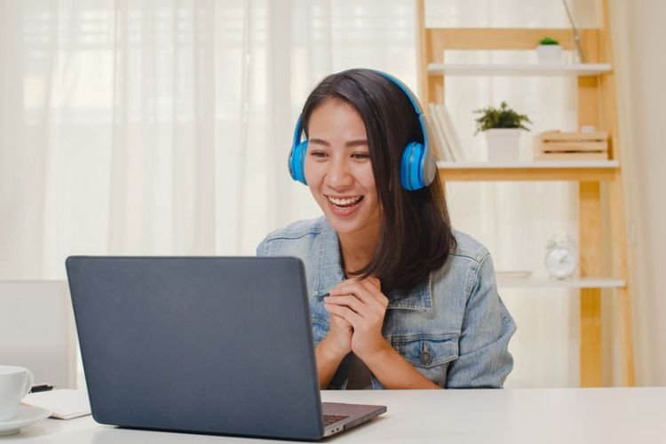 Ilustrasi wanita yang bekerja di rumah. 