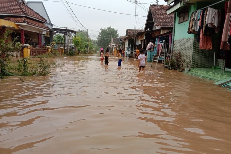 Banjir melanda Desa Kademangan, Kecamatan Mojoagung, Kabupaten Jombang, Jawa Timur, dilanda banjir, Jumat (11/3/2022).