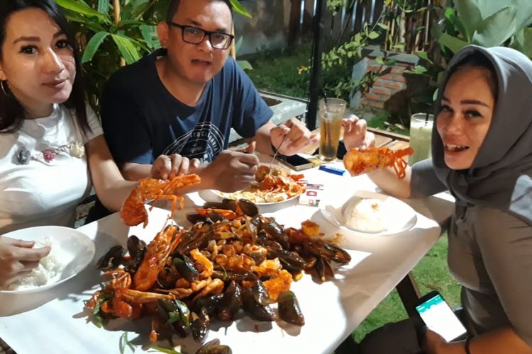 Wisatawan menikmati kuliner Seafood Beserak di Rumah Makan Dapur Perahu, Bengkulu.