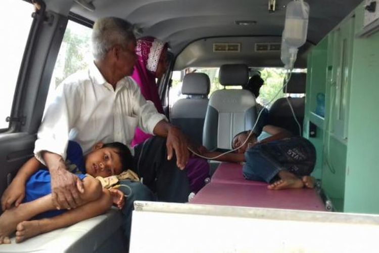 Warga Simpang Keuramat membawa anaknya yang diduga keracunan setelah makan somai ke Rumah Sakit Kesrem Lhokseumawe, Senin (13/3/2013)