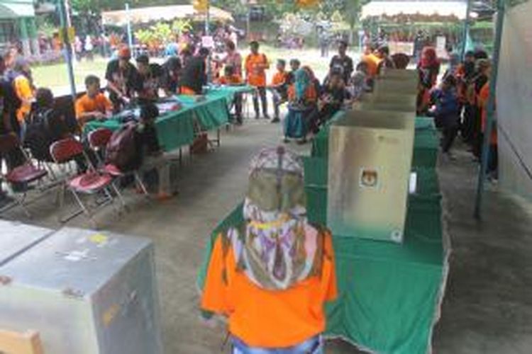 Sejumlah pemilih pemula dari kalangan mahasiswa ikut bersimulasi mengunjungi TPS yang digelar di kampus IAIN Walisongo Semarang, Rabu (19/3/2014). Mereka dipandu menggunakan hak pilihnya.