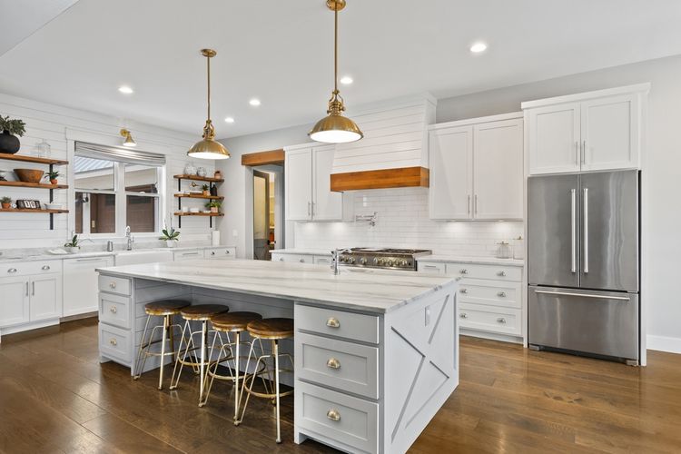 Ilustrasi dapur putih dengan kitchen island mewah. 