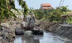 Cegah Banjir Genuk, Pemkot Semarang Percepat Pengerukan Anak Kali Sringin