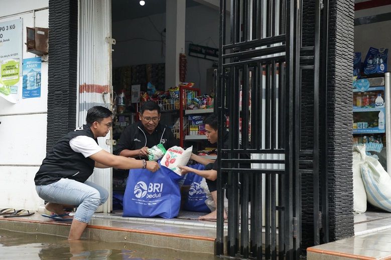 Tanggap Bencana Banjir, BRI Peduli Salurkan Bantuan bagi Warga Terdampak di Demak