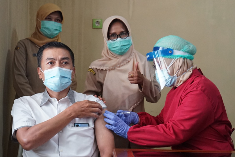 Wali Kota Salatiga Yuliyanto mendapat suntikan vaksinasi Covid-19.