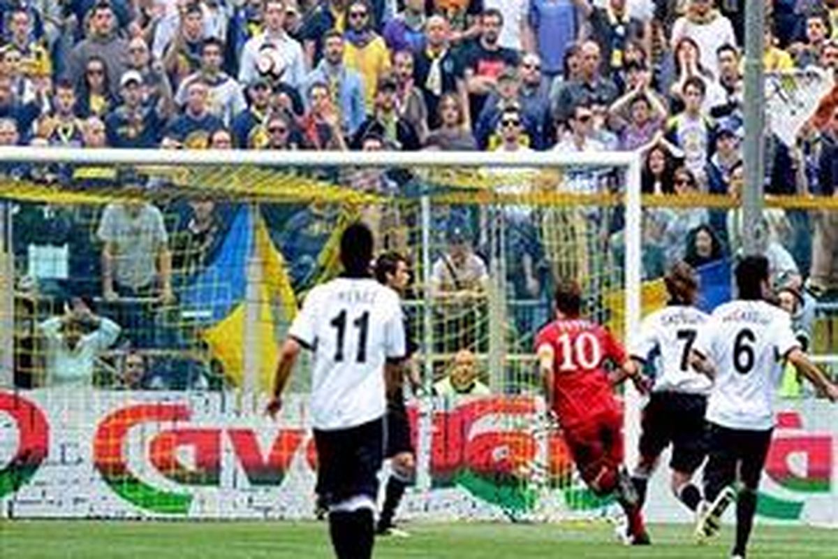 Kapten AS Roma, Fransesco Totti (nomor 10), mencetak gol ke gawang Parma, dalam duel Serie-A, Sabtu (1/5/2010).