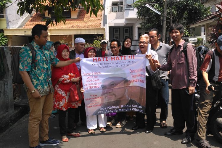 Agen penyalur dan calon jamaah lakukan aksi damai ke kediaman Ali Zainal Abidin, pemilih travel KRK. Kamis (7/9/2017)
