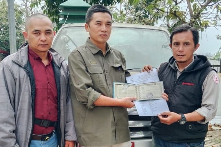 Kepala Bidang Pengelolaan Badan Milik Daerah (BMD) Kabupaten Bandung Wahyudin yang mewakili Kepala Badan Keuangan dan Aset Daerah (BAKD) Kabupaten Bandung, Erwan Kusumah dan Gubernur Bandung Kang DS menyerahkan bantuan hibah berupan kendaraan APV kepada ReDTI KITA, Selasa (10/9/2024).