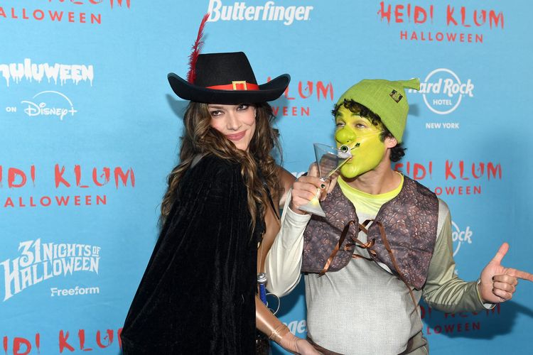 NEW YORK, NEW YORK - OCTOBER 31: (L-R) Mia Swier and Darren Criss attend Heidi Klum's 24th Annual Halloween Party presented by Butterfinger and Huluween on Disney+ at Hard Rock Hotel New York on October 31, 2025 in New York City.   Noam Galai/Getty Images for Heidi Klum Halloween/AFP (Photo by Noam Galai / GETTY IMAGES NORTH AMERICA / Getty Images via AFP)