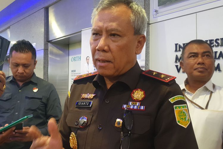 Kepala Kejaksaan Tinggi Sumut Idianto saat diwawancarai di Rumah Sakit Columbia Asia di Kota Medan pada Selasa (27/5/2025). 