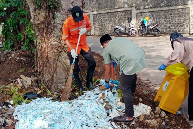 Petugas dari Dinkes Kota Malang membersihkan tumpukan alat suntik bekas dengan berat lebih dari 3 kilogram pada Rabu (23/10/2024). 