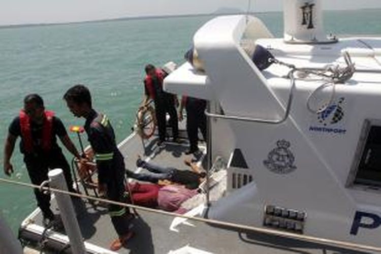 Dalam foto ini terlihat salah satu kapal tim penyelamat Malaysia yang berhasil menemukan dua warga Indonesia yang tewas dalam insiden tenggelamnya perahu yang mengangkut 97 WNI di perairan Malaysia.