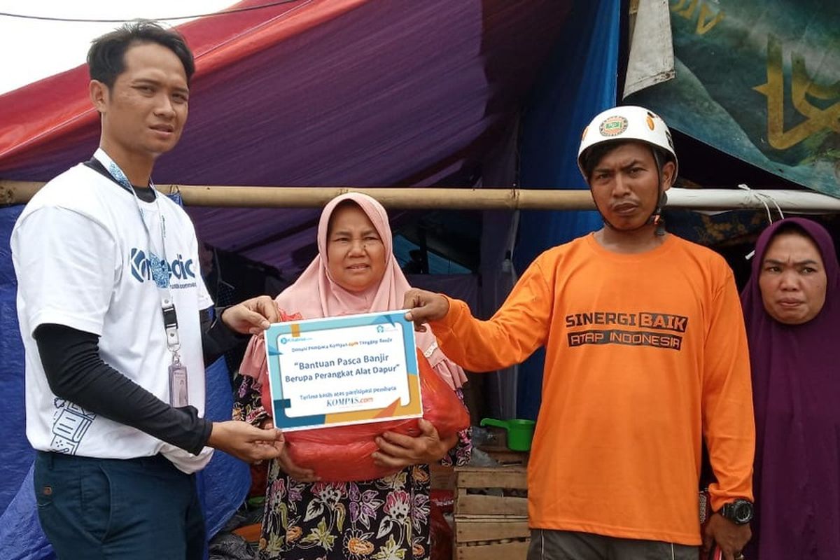 Penyaluran bantuan pembaca oleh Tim Kompas.com dibantu Sekolah Relawan dan beberapa relawan lain dari Atap Indonesia di Kampung Ciputih Tonggoh, Desa Jayaraharja, Kecamatan Sukajaya, Kabupaten Bogor, Jawa Barat, Kamis (30/1/2020)