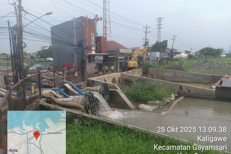 Pemkot Semarang mengerahkan pompa air untuk mengatasi genangan air.