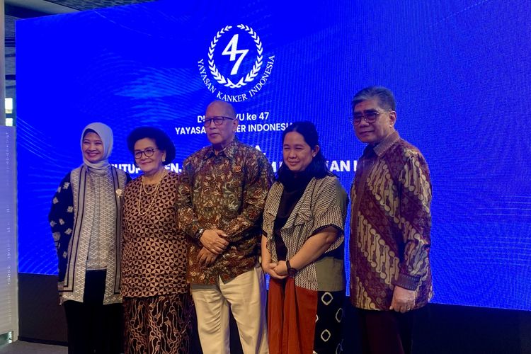Ketua Umum YKI Prof. DR. dr. Aru Wisaksono Sudoyo, SpPD-KHOM, FINASIM, FACP (tengah) meresmikan Kampiun dan YKI TV bersama jajarannya dalam konferensi pers di Jakarta, Selasa (23/4/2024)