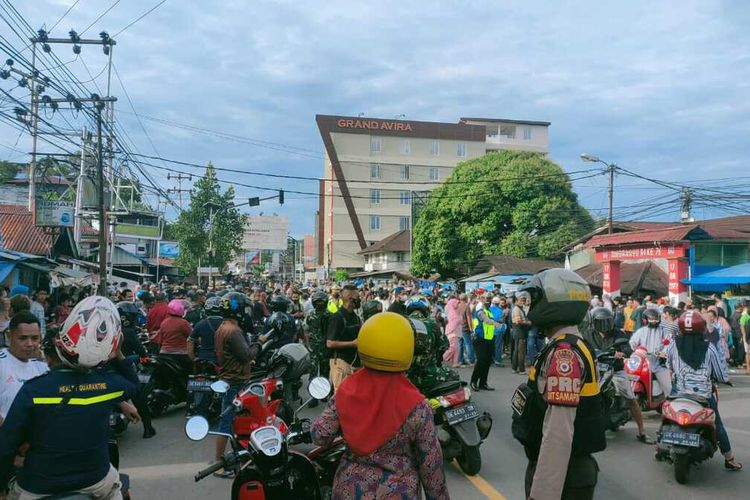 Warga Desa batu Merah, Kecamatan Sirimau, Kota Ambon memblokade ruas jalan Jenderal Sudirman, Kamis pagi (24/3/2022)