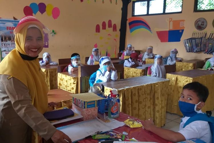 Siswa SDN Kedaleman I Kota Cilegon saat uji coba belajar tatap muka di hari pertama