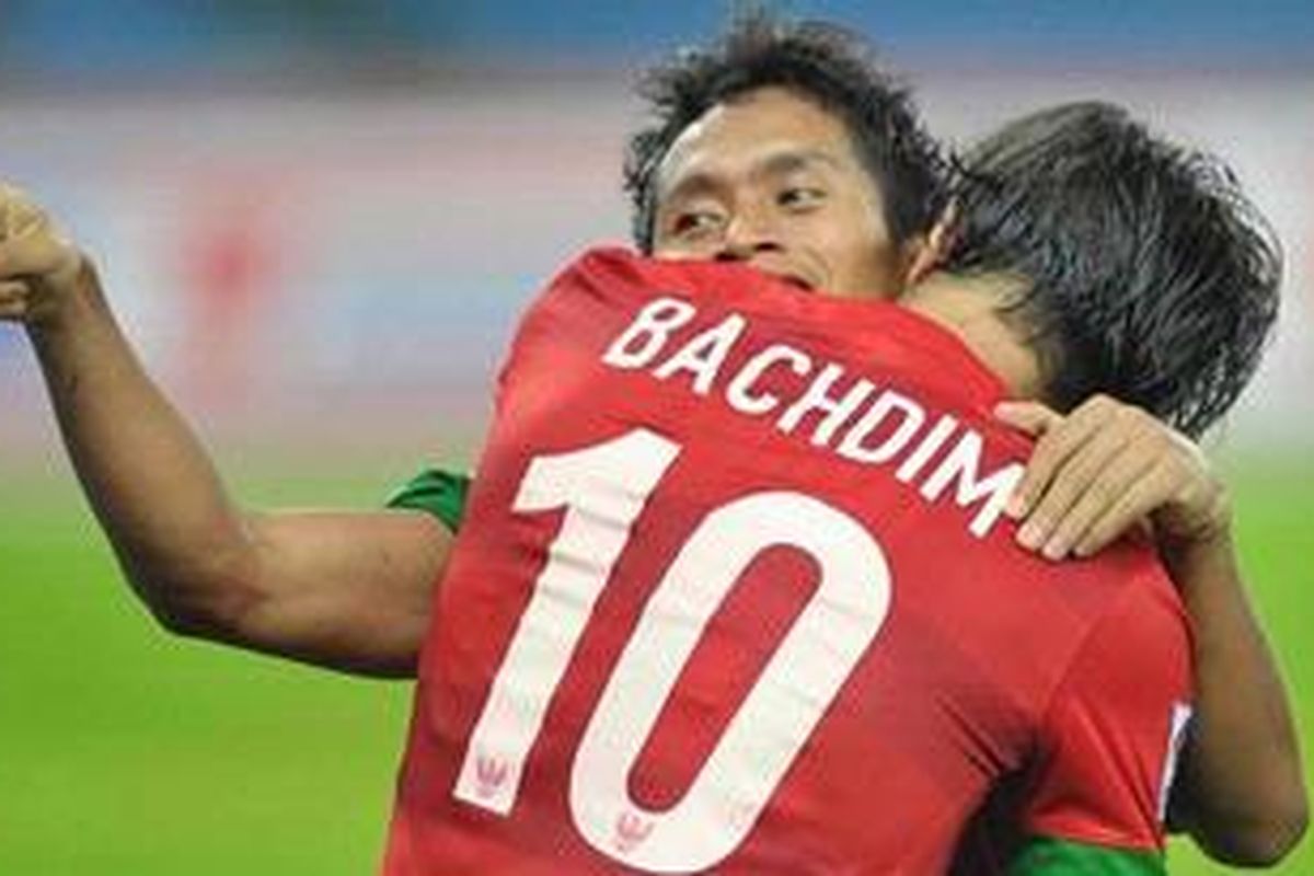 Pemain Timnas Indonesia Irfan Bachdim memeluk Andik Vermansyah sesaat setelah Andik mencetak gol ke gawang Timnas Singapura dalam laga Piala AFF 2012 di Stadion Nasional Bukit Jalil, Kuala Lumpur, Malaysia, Rabu (28/11/2012). Andik menjadi pemain kunci Timnas Indonesia yang berhasil merobek gawang Singapura pada detik-detik akhir pertandingan. Timnas Indonesia menang 1-0 atas Singapura. 