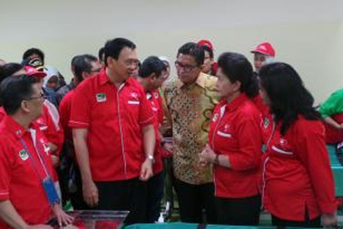 Menteri Kesehatan Nila Moeloek, Gubernur DKI Jakarta Basuki Tjahaja Purnama, Kepala Dinas Kesehatan DKI Kusmedi Priharto, Kepala Yayasan Kanker Indonesia (YKI) DKI Veronica Tan, dan Direktur Utama (Dirut) RSUD Pasar Minggu Theodora Carolina, saat peresmian RSUD Pasar Minggu, Sabtu (12/12/2015).