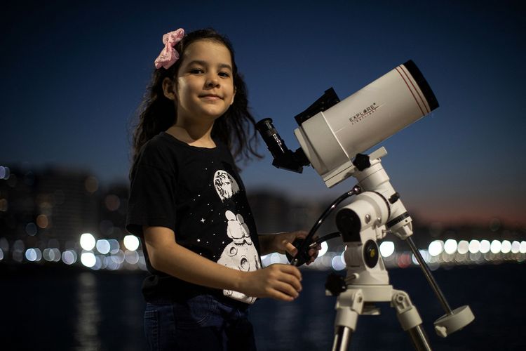 Nicole Oliveira (8), astronom termuda di dunia asal Brasil, berpose dengan teleskop miliknya di Fortaleza, Brasil, 21 September 2021. Dia adalah astronom muda yang mencari asteroid.