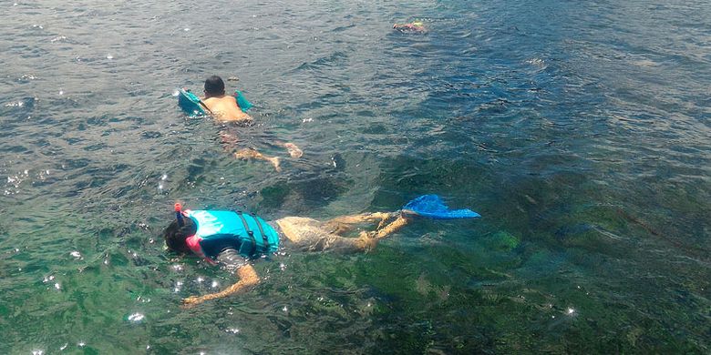 Snorkeling di Pulau Pahawang harus melepas pelampung agar bisa berpose di bawah laut.