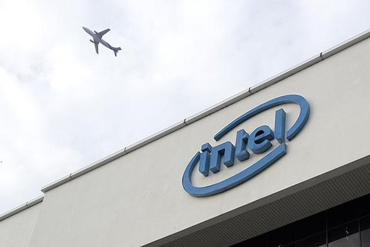 Pesawat terbang melintas di atas gedung fasilitas uji produk Intel di Penang, Malaysia
