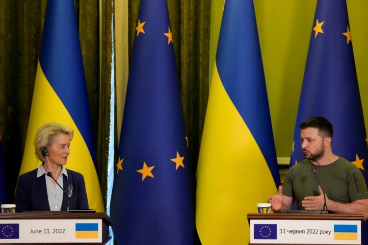Presiden Ukraina Volodymyr Zelensky berbicara dalam konferensi pers bersama dengan Presiden Komisi Eropa Ursula von der Leyen kiri di Kyiv, Ukraina, pada 11 Juni 2022.
