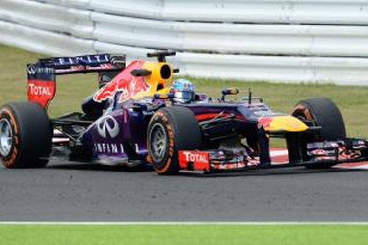 Pebalap Red Bull Racing, Sebastian Vettel memimpin sesi latihan bebas dua GP Jepang yang berlangsung di Sirkuit Suzuka, Jepang, Jumat (11/10/2013).