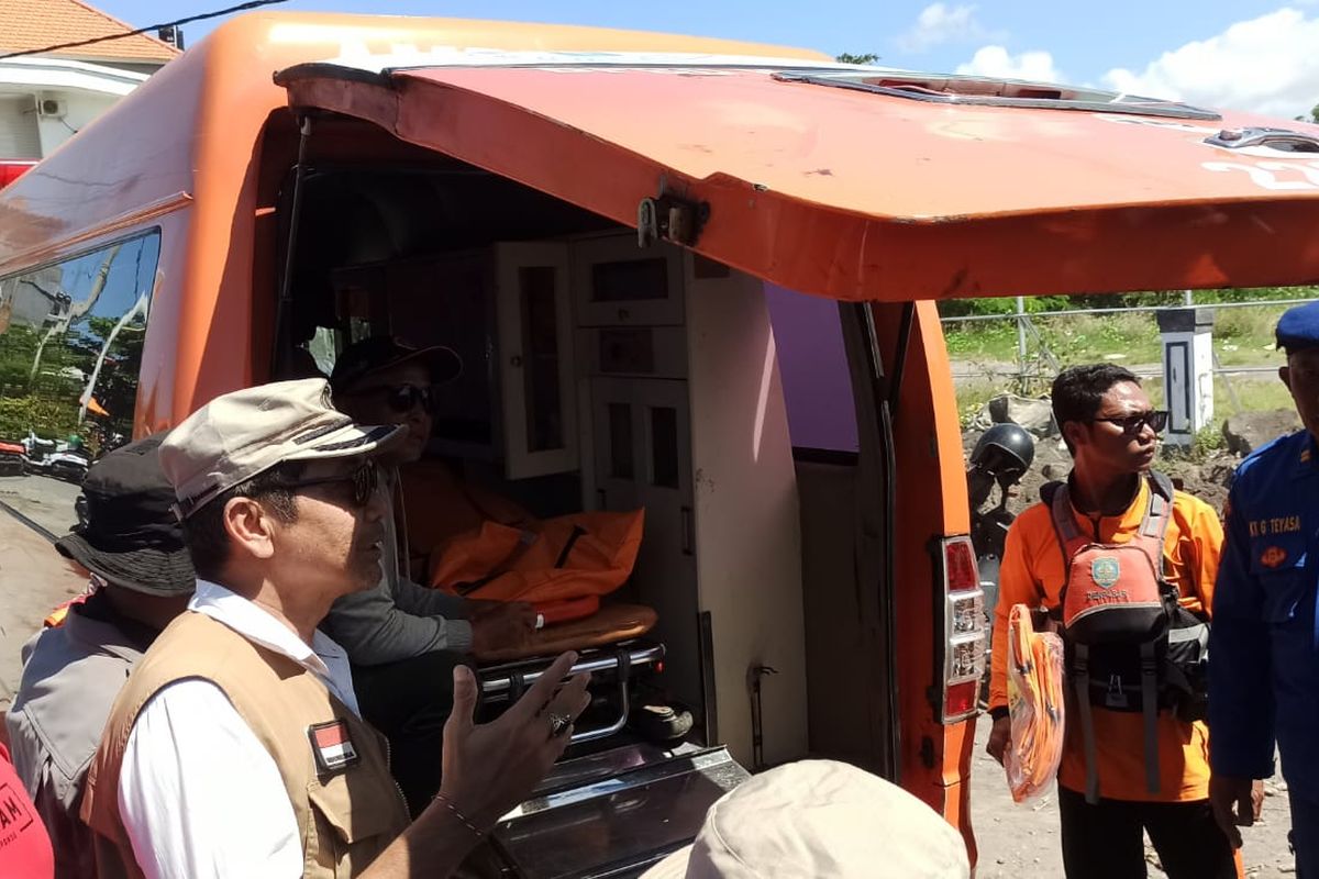 TIM SAR gabungan saat mengevakuasi jenazah ABK,  I Kadek Adi Jaya Dinata (23l, yang ditemukan tewas di pesisir muara Perairan Sanur, Kota Denpasar, pada Rabu (6/8/2025) siang. KOMPAS.com/ Yohanes Valdi Seriang Ginta