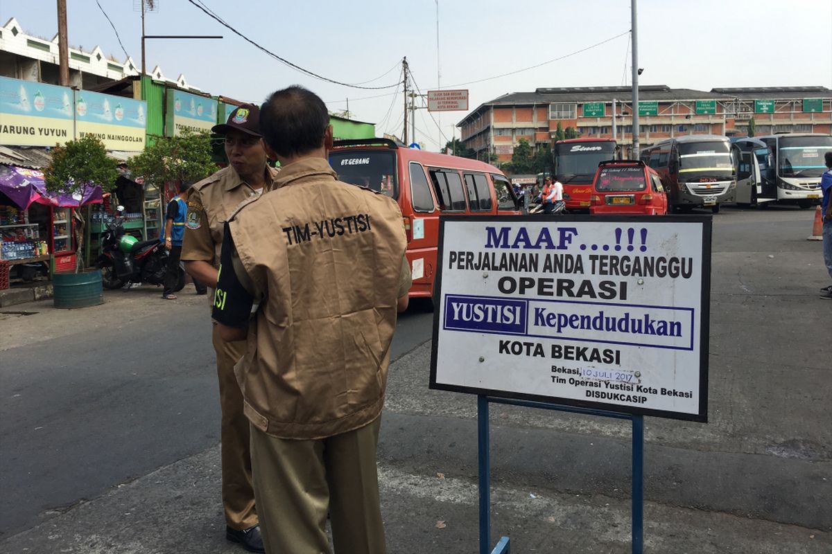 Pemerintahan Kota (Pemkot) Bekasi melalui Dinas Kependudukan dan Catatan Sipil (Disdukcapil) gelar operasi yustisi di terminal bus Kota Bekasi pada Senin (10/7/2017). 