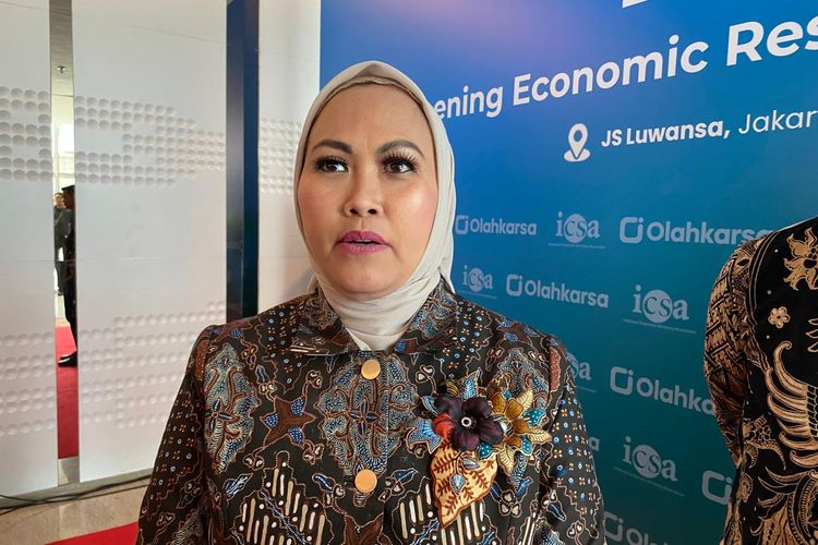 Ketua Indonesia Corporate Secretary Association (ICSA), Katharine Grace, menjelaskan soal green financing, Kamis (11/12/2025). 