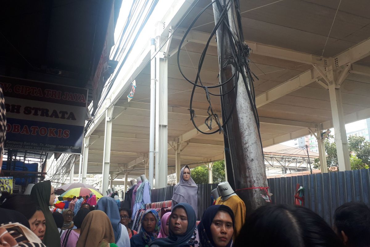 Beberapa pedagang kali lima tampak nekat berjualan di sebelah pembatas seng skybridge Tanah Abang sehingga mempersulit pejalan kaki yang ingin melintas di trotoar. Foto diambil Kamis (11/10/2018).