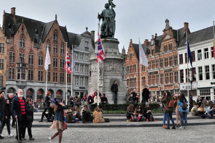 Patung Jan Breydel dan Pieter de Coninck di Brugge, Belgia.
