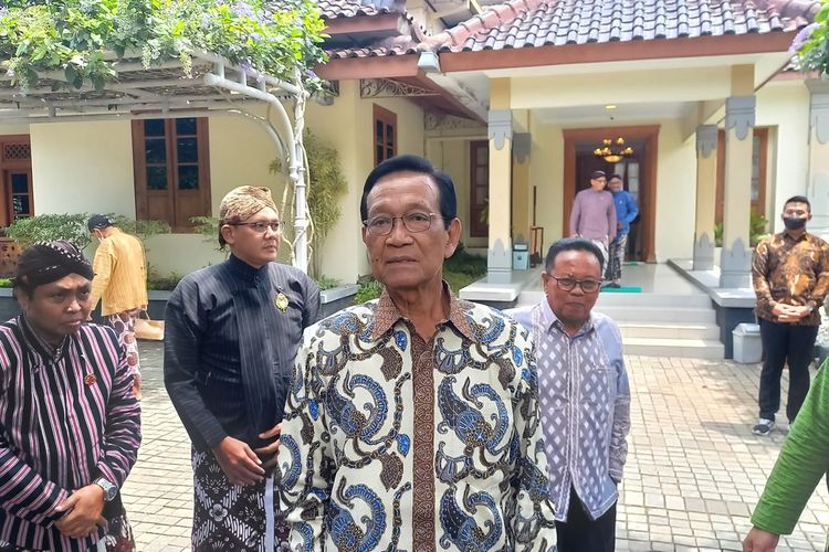 Gubernur DIY, Sri Sultan HB X saat ditemui di Kompleks Kepatihan, Kota Yogyakarta, Kamis (6/4/2023). Jelaskan soal mahalnya tanah di DIY.
