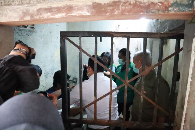 Pj Gubernur Jawa Timur, Adhy Karyono (baju putih), membebaskan MD (30), ODGJ asal Kelurahan Kartoharjo, Kecamatan Nganjuk, Kabupaten Nganjuk, dari pasung yang mengikatnya, Selasa (11/2/2025)