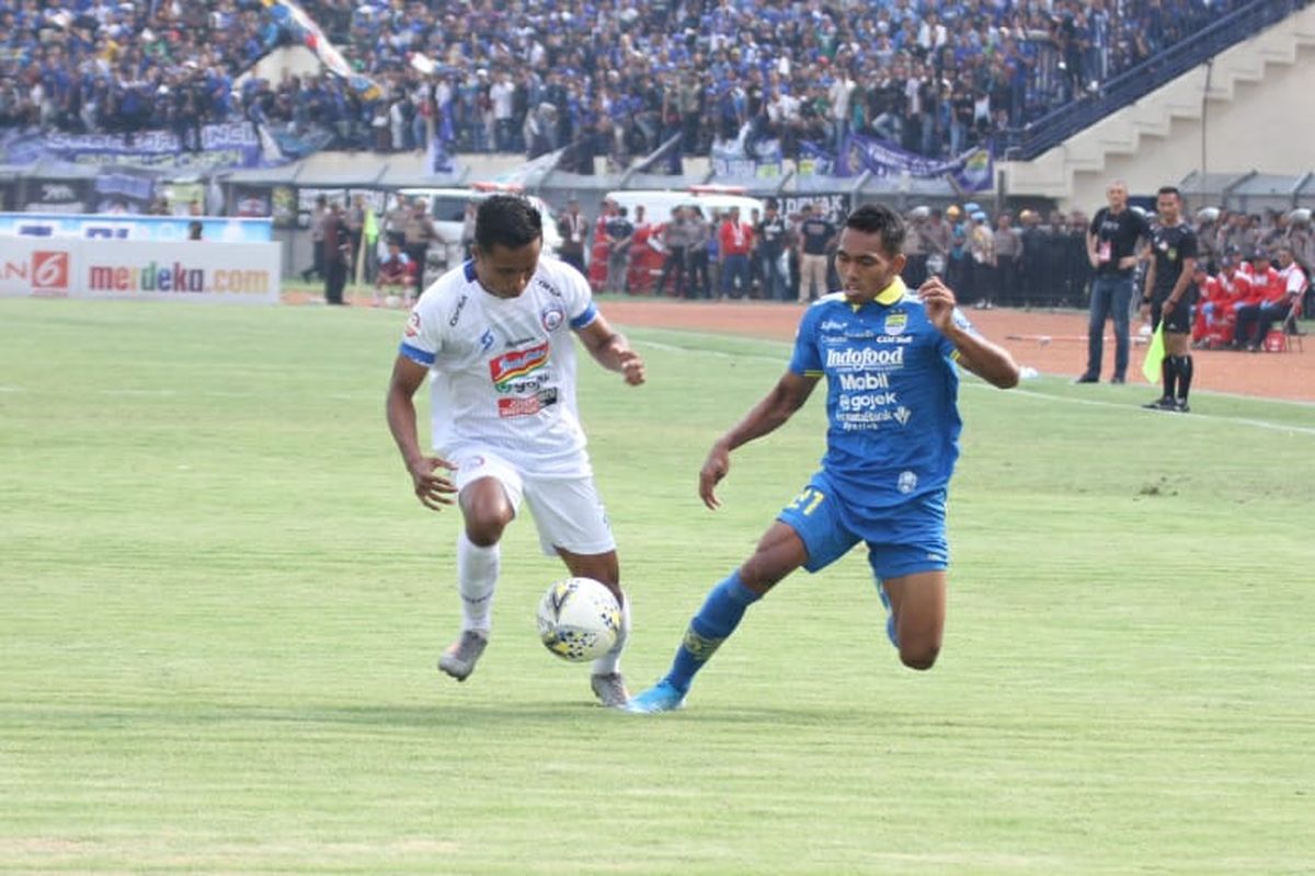 Pemain Arema FC dan Persib Bandung yang sedang berebut bola di Stadion Si Jalak Harupat, Bandung, Selasa (12/11/2019)