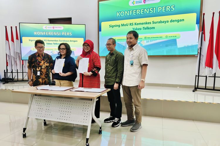 Direktur Utama RS Kemenkes Surabaya, dr. Martha M.L Siahaan, SH., MARS., MH.Kes. resmi menjalin kerja sama dengan Yayasan Kesehatan Telkom (Yakes Telkom) sebagai penguatan besar dalam fasilitas kedokteran nuklir di Jawa Timur, Rabu (3/12/2025) sore.