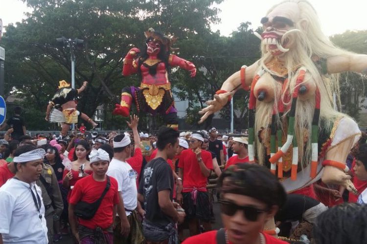 Pawai ogoh-ogoh di Surabaya diiringi dengan Reog Ponorogo dan barongsai sebagai simbol keberagaman.