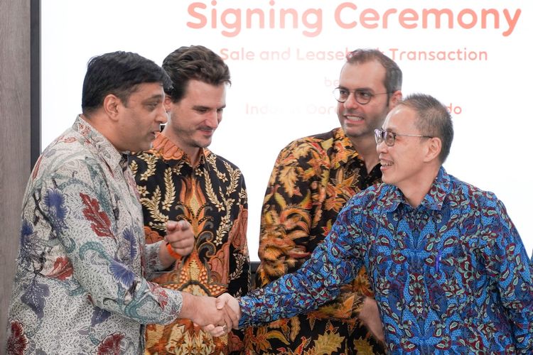 Director & Chief Operating Officer Indosat Ooredoo, Vikram Sinha (paling kiri) saat berjabat tangan dengan President Director Sarana Menara Nusantara and Protelindo, Ferdinandus Aming Santoso (paling kanan), yang disaksikan oleh President Director & Chief Executive Officer Indosat Ooredoo, Ahmad Al Neama (dua dari kanan) dan Chief Strategy & Experience Officer Indosat Ooredoo, Thomas Chevanne (dua dari kiri) saat penandatanganan perjanjian jual beli menara di Kantor Pusat Indosat Ooredoo, Jakarta (14/10).