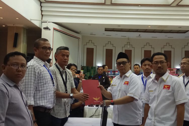 Ketua Umum DPP Partai Gerakan Perubahan Indonesia (Garuda), Ahmad Ridha Sabana mendaftarkan partainya menjadi partai ke-13 yang mendaftar sebagai partai politik calon peserta Pemilu 2019. Jakarta, Minggu (15/10/2017).